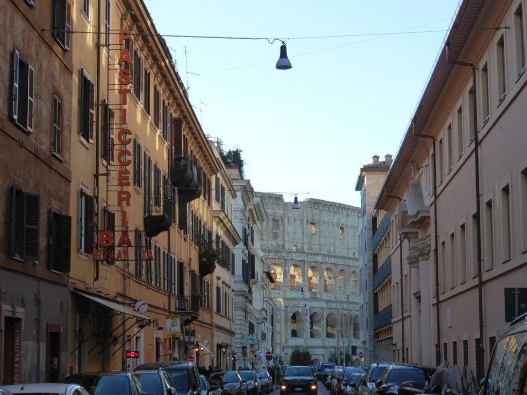 Negozio - Loc.Com. ROMA vendita  Centro storico Via di San Giovanni in Laterano LA COMMERCIALE SRL PROMOZIONI IMMOBILIARI