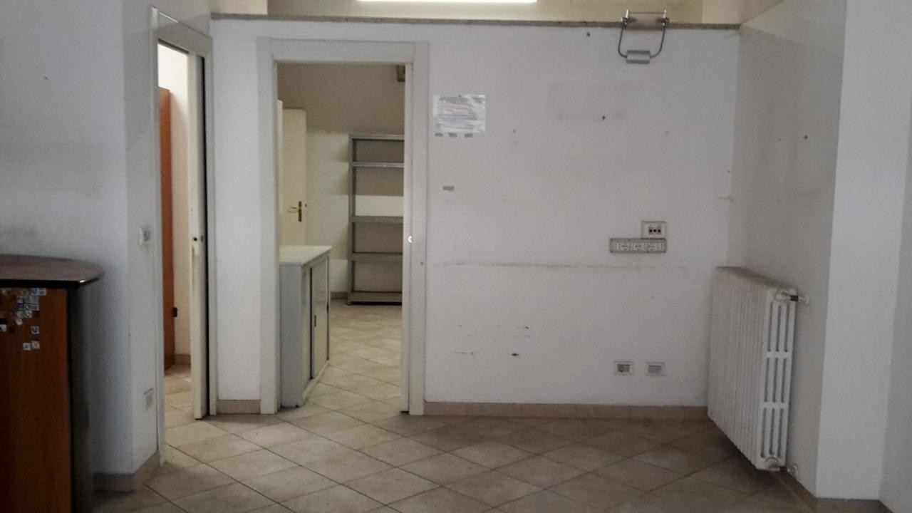 Negozio - Loc.Com. ASTI affitto   Via Aliberti TUTTOCASE Agenzia Immobiliare