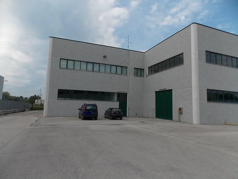 Vendesi/Affittasi ampio capannone industriale a Campli (TE)