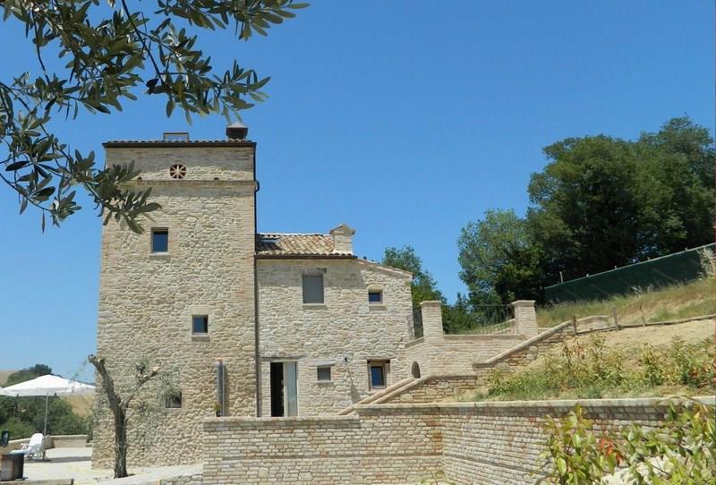 Vendesi casale prestigioso a Montedinove (AP)