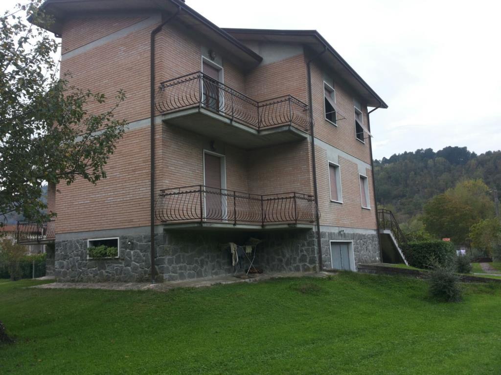  fivizzano vendita quart:  il centro immobiliare snc di stefano santi