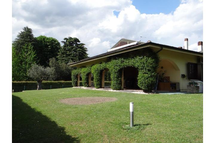 Villa LESMO vendita   Via Luciano Manara DINAMICA LESMO