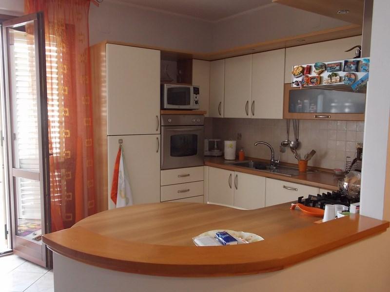 Appartamento in vendita ad Acquaviva Picena con vista mare e ingresso indipendente