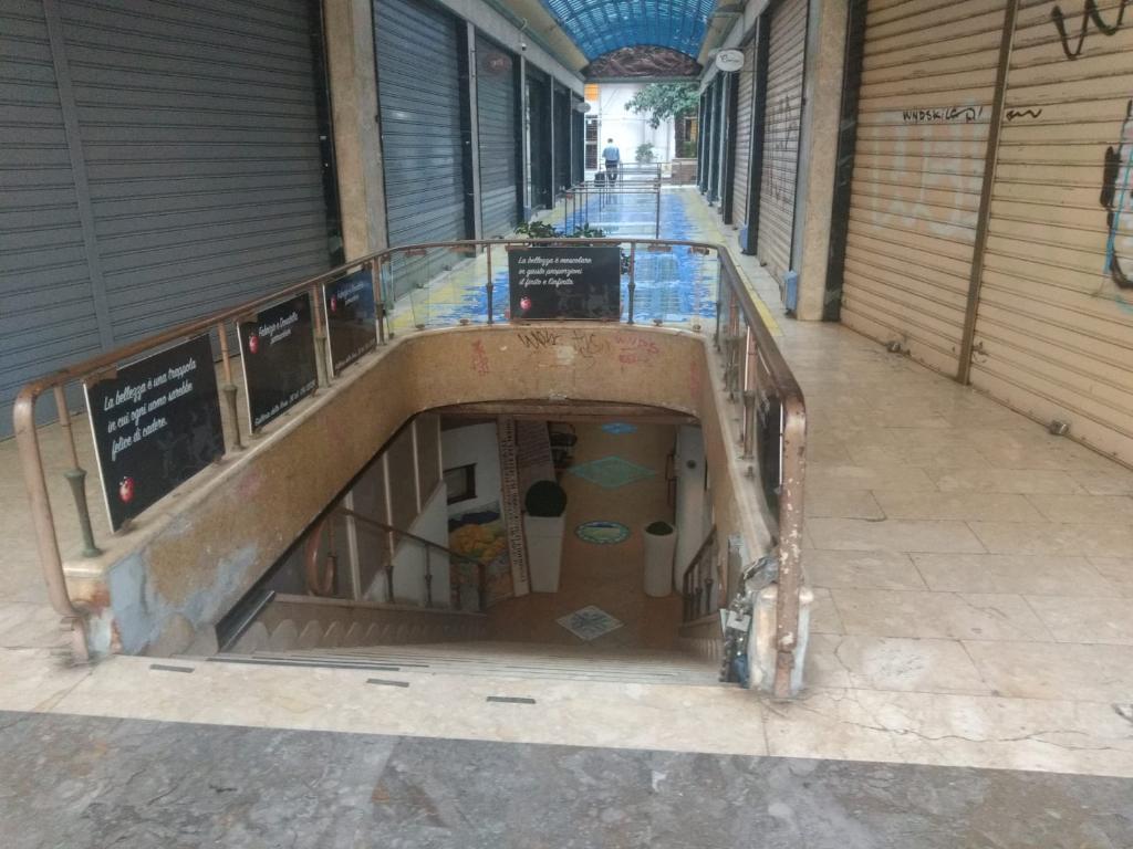 Negozio - Loc.Com. PALERMO vendita  POLITEAMA  Piazzale Ungheria Punto Casa di Claudio Costantino