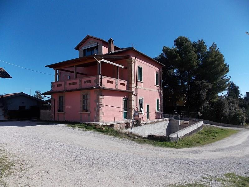 Vendesi due case indipendenti ad Ascoli Piceno