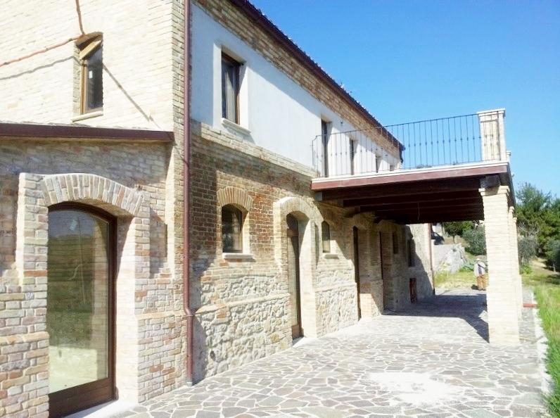 Casale in vendita ad Acquaviva Picena con vista mare