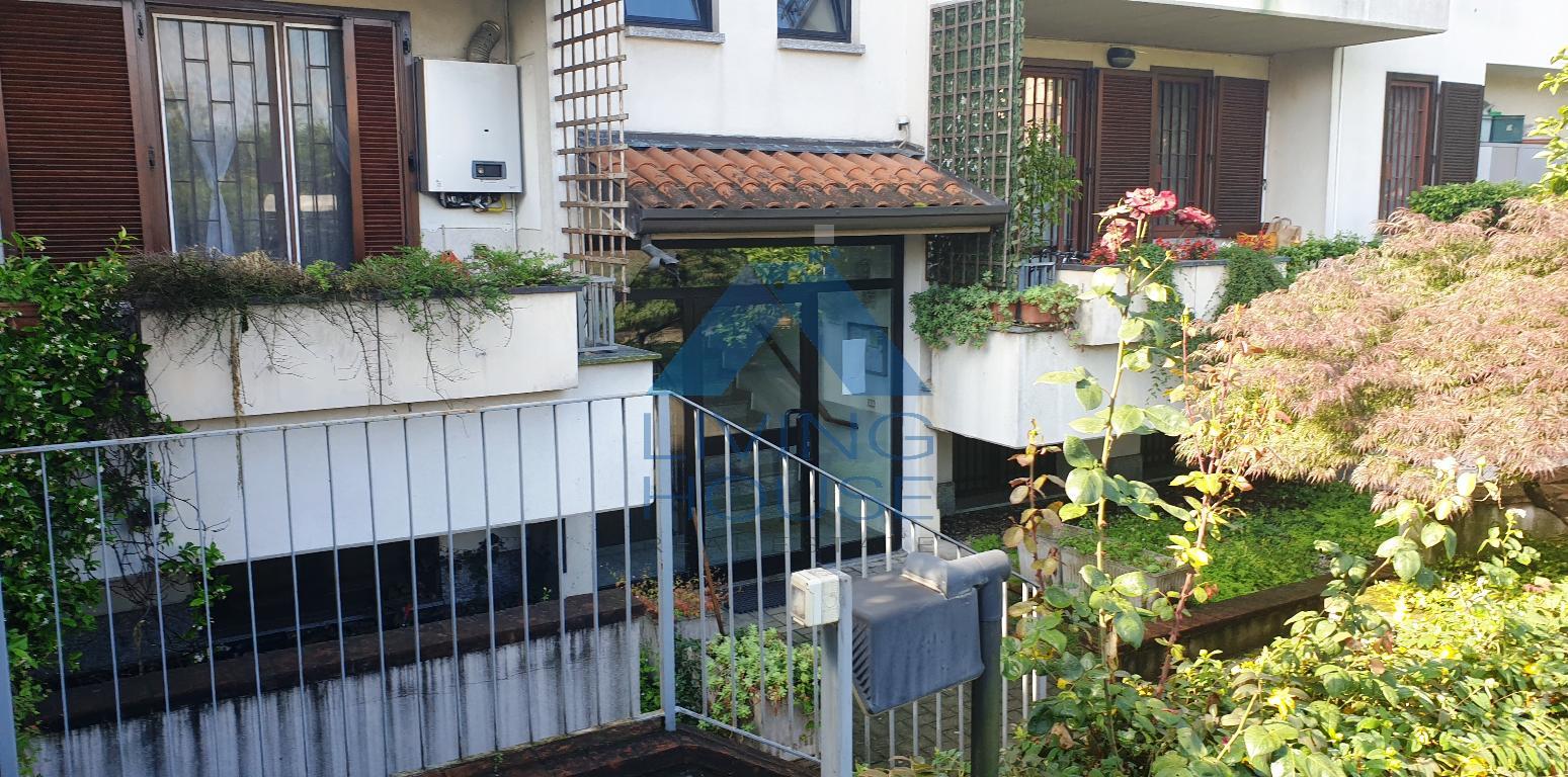 Appartamento CAPONAGO vendita   via Silvio Pellico Living House Srl