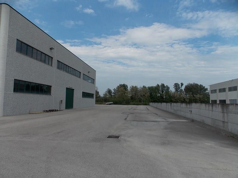 Vendesi/Affittasi ampio capannone industriale a Campli (TE)