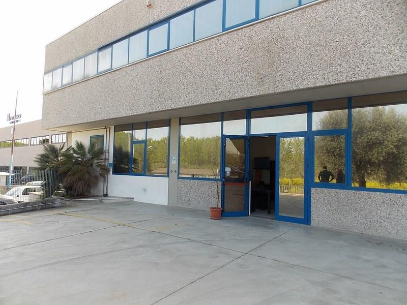 Vendesi capannone commerciale a Colonnella (TE)