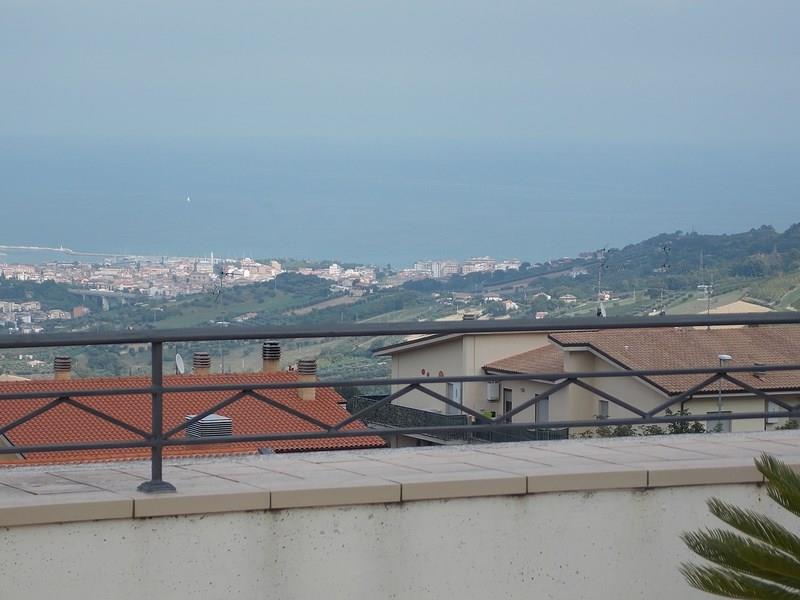 Appartamento in vendita ad Acquaviva Picena con vista mare e ingresso indipendente