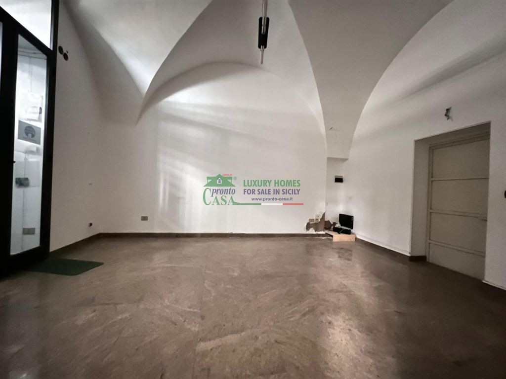 Magazzino in Affitto
