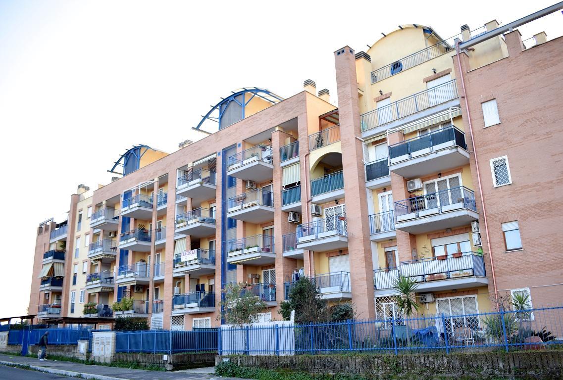 Appartamento ROMA vendita  PONTE DI NONA Largo Silvi IMMOBILI DI PRESTIGIO SRL