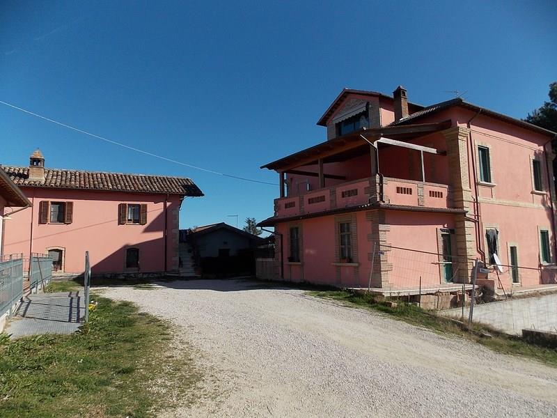Vendesi due case indipendenti ad Ascoli Piceno