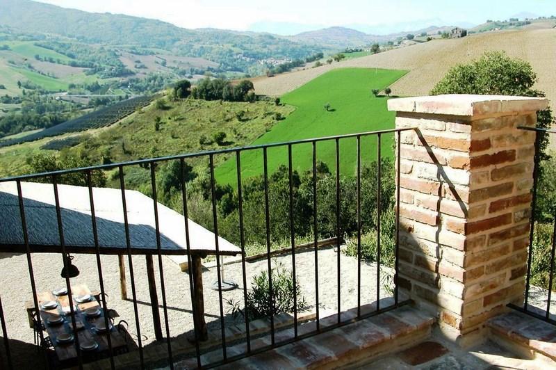 Vendesi casale prestigioso a Montedinove (AP)