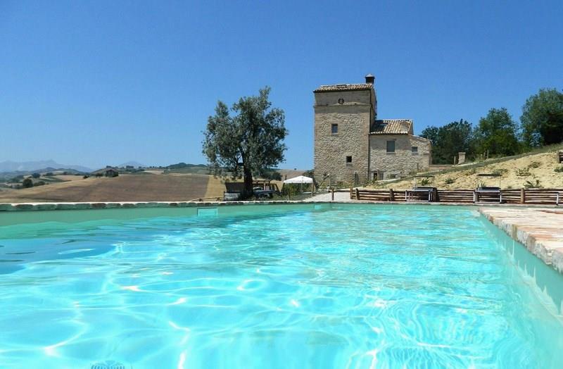 Vendesi casale prestigioso a Montedinove (AP)