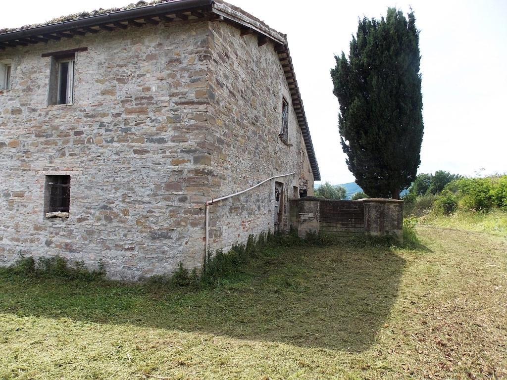 Vendesi casale a San Severino Marche (MC)