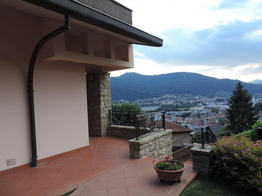 Villa CALOLZIOCORTE affitto    Immobiliare Paola di Corona Paola