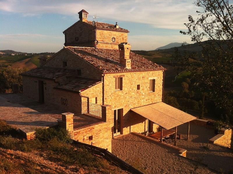 Vendesi casale prestigioso a Montedinove (AP)