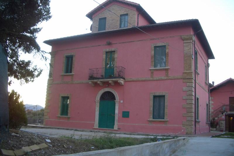 Vendesi due case indipendenti ad Ascoli Piceno