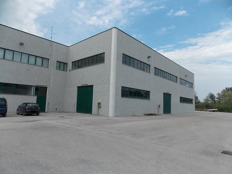 Vendesi/Affittasi ampio capannone industriale a Campli (TE)