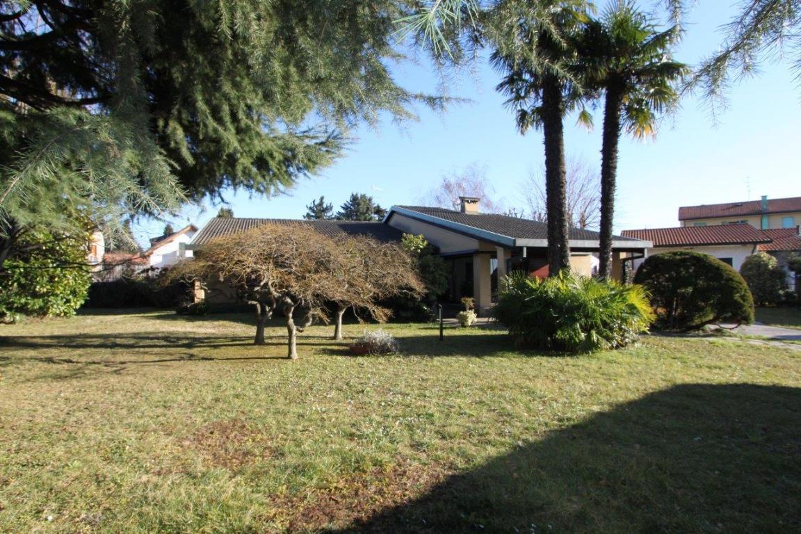 Villa CARNATE vendita   Via Perosi Immobiliare Brianza Sas