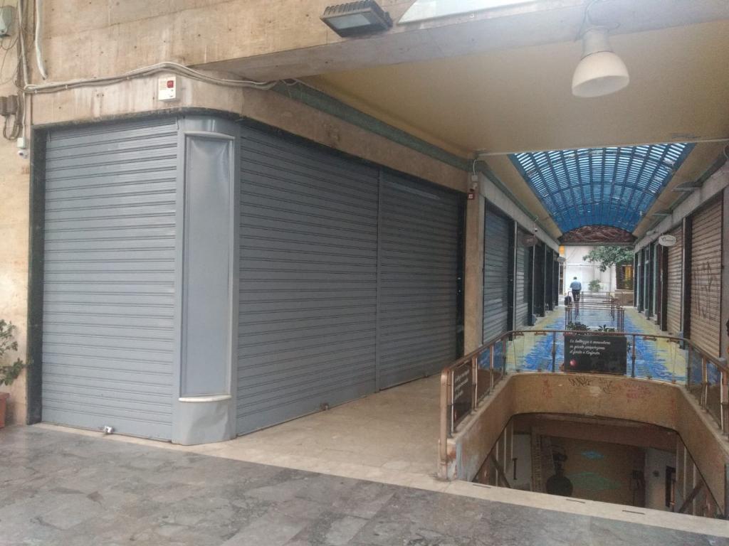 Negozio - Loc.Com. PALERMO vendita  POLITEAMA  Piazzale Ungheria Punto Casa di Claudio Costantino