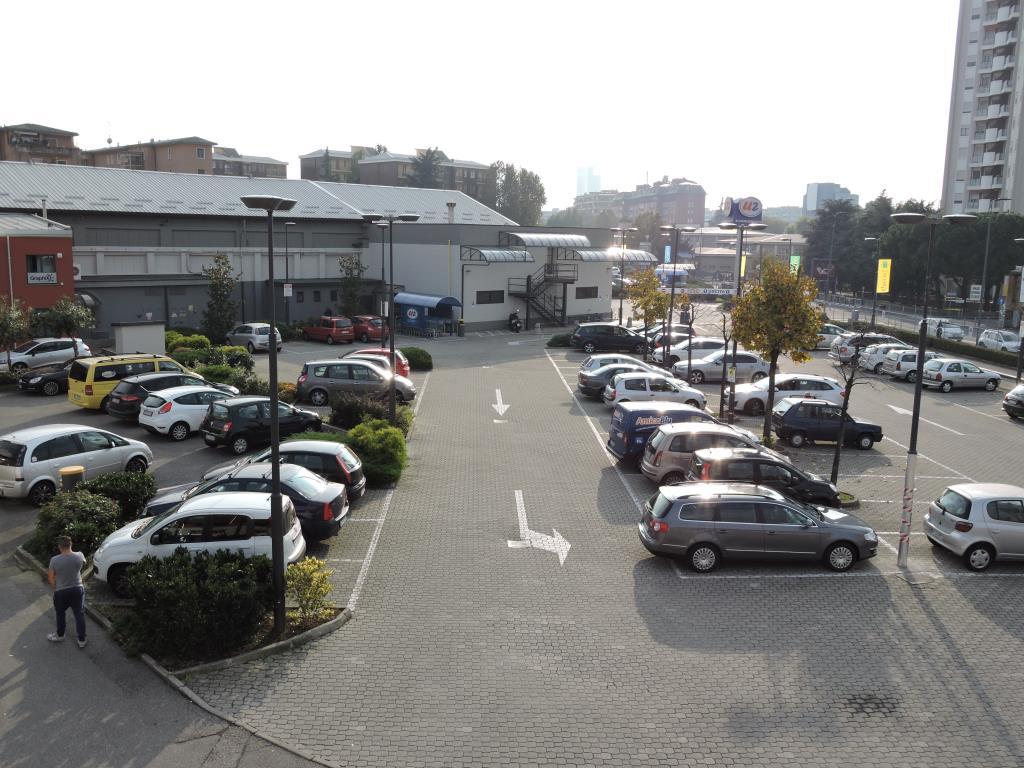 Negozio - Loc.Com. MILANO affitto   Via Emilio De Marchi WORLD IMMOBILIARE SRL