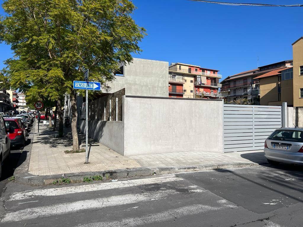 Foto - Magazzino In Vendita  Misterbianco