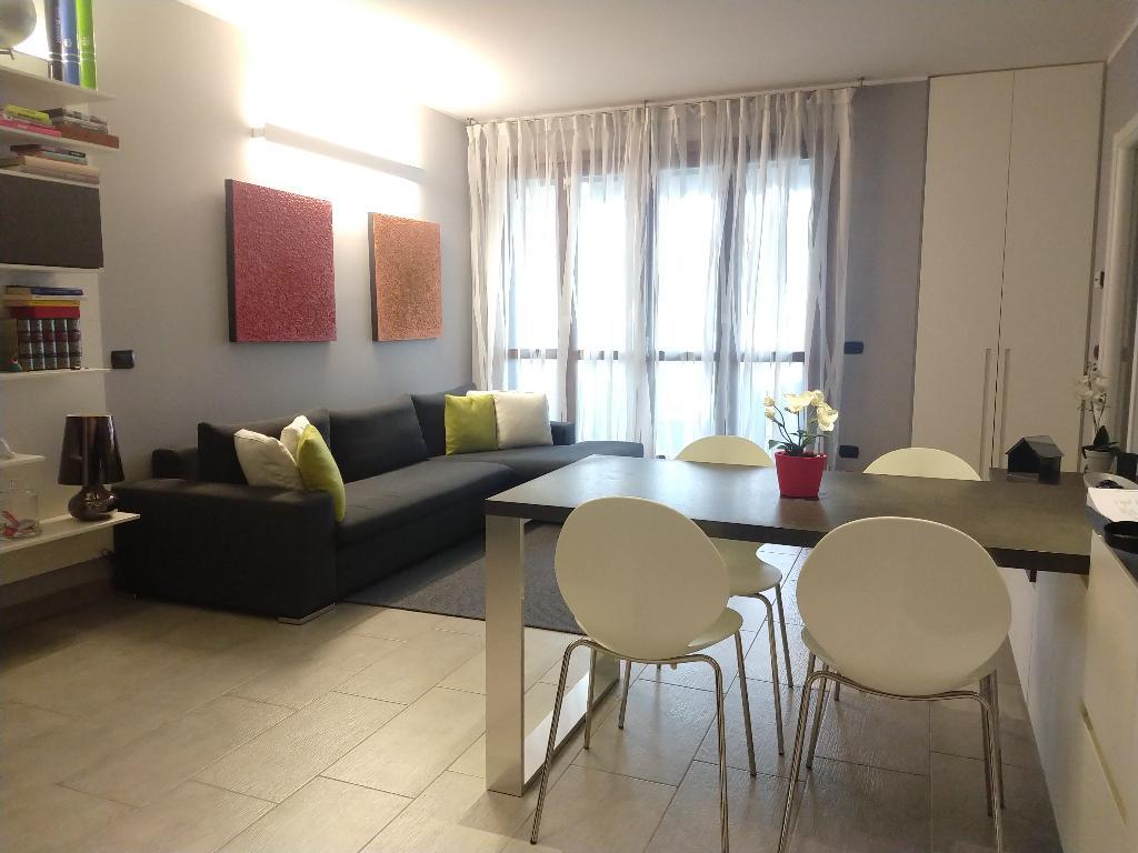 Appartamento LESMO vendita   Via Ugo Foscolo AMORUSO IMMOBILIARE
