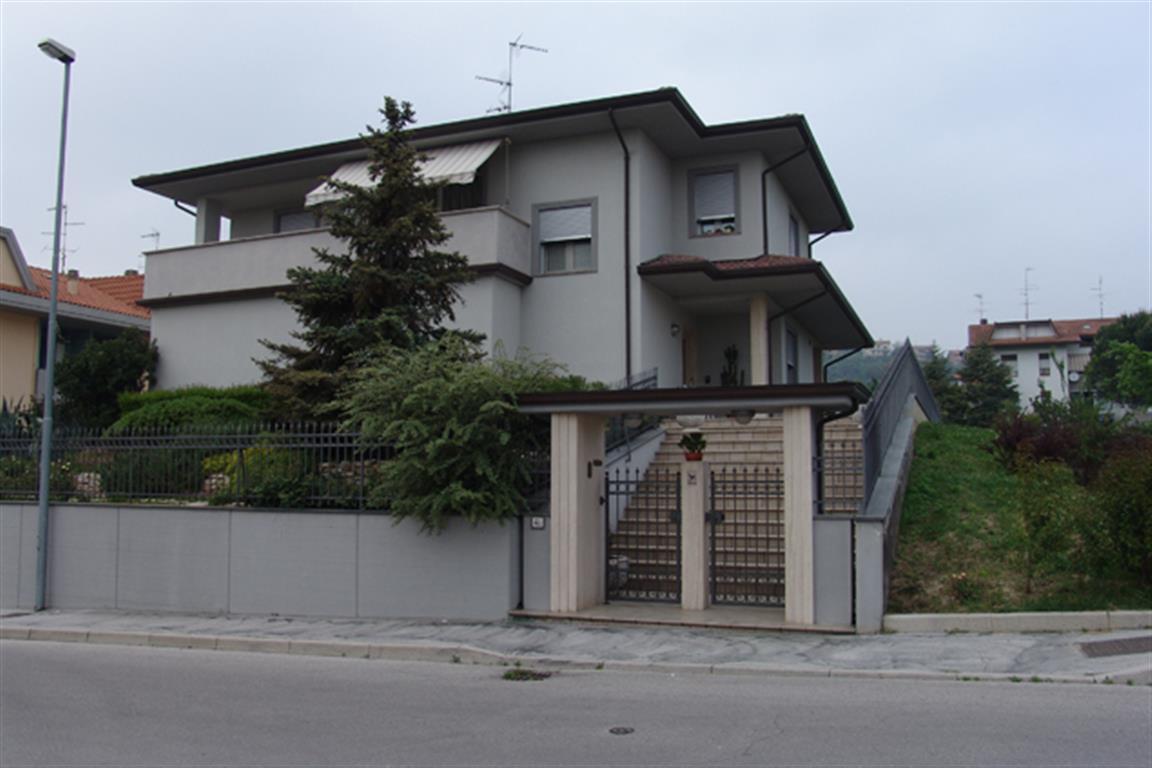  vallefoglia vendita quart:  agenzia montecchio casa