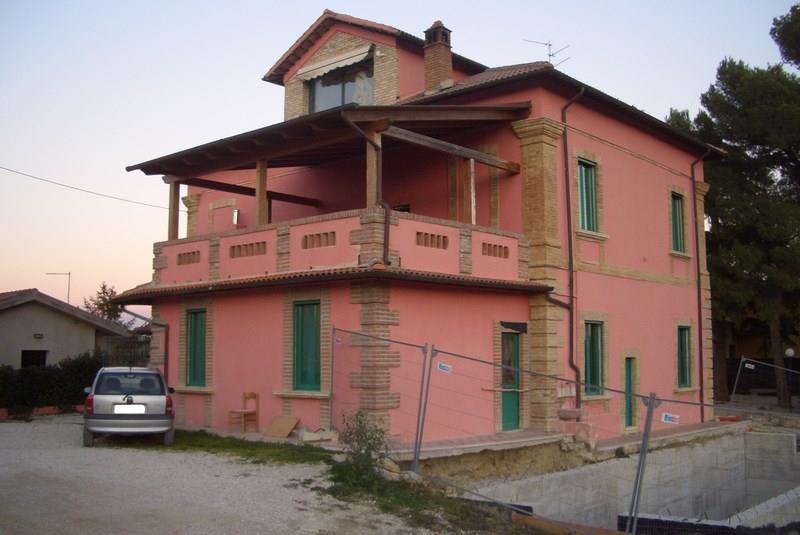 Vendesi due case indipendenti ad Ascoli Piceno