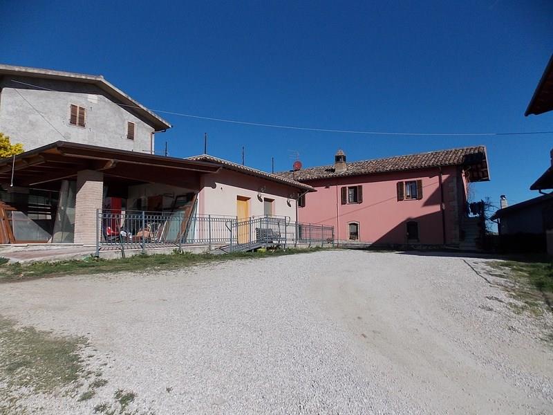 Vendesi due case indipendenti ad Ascoli Piceno