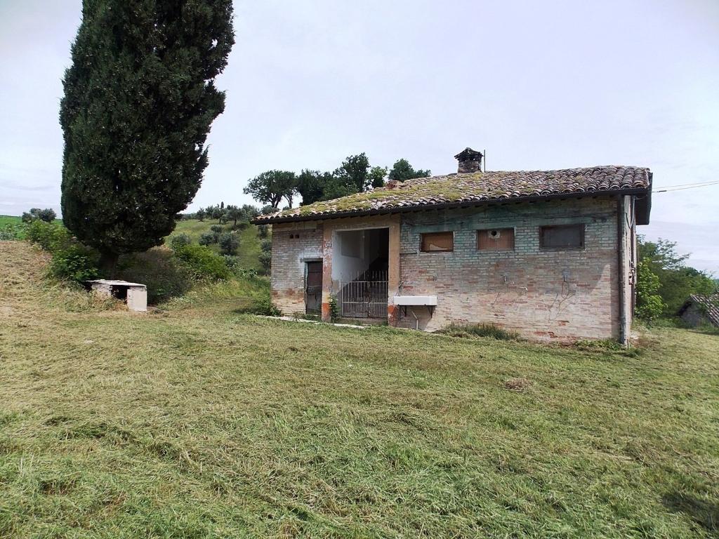 Vendesi casale a San Severino Marche (MC)