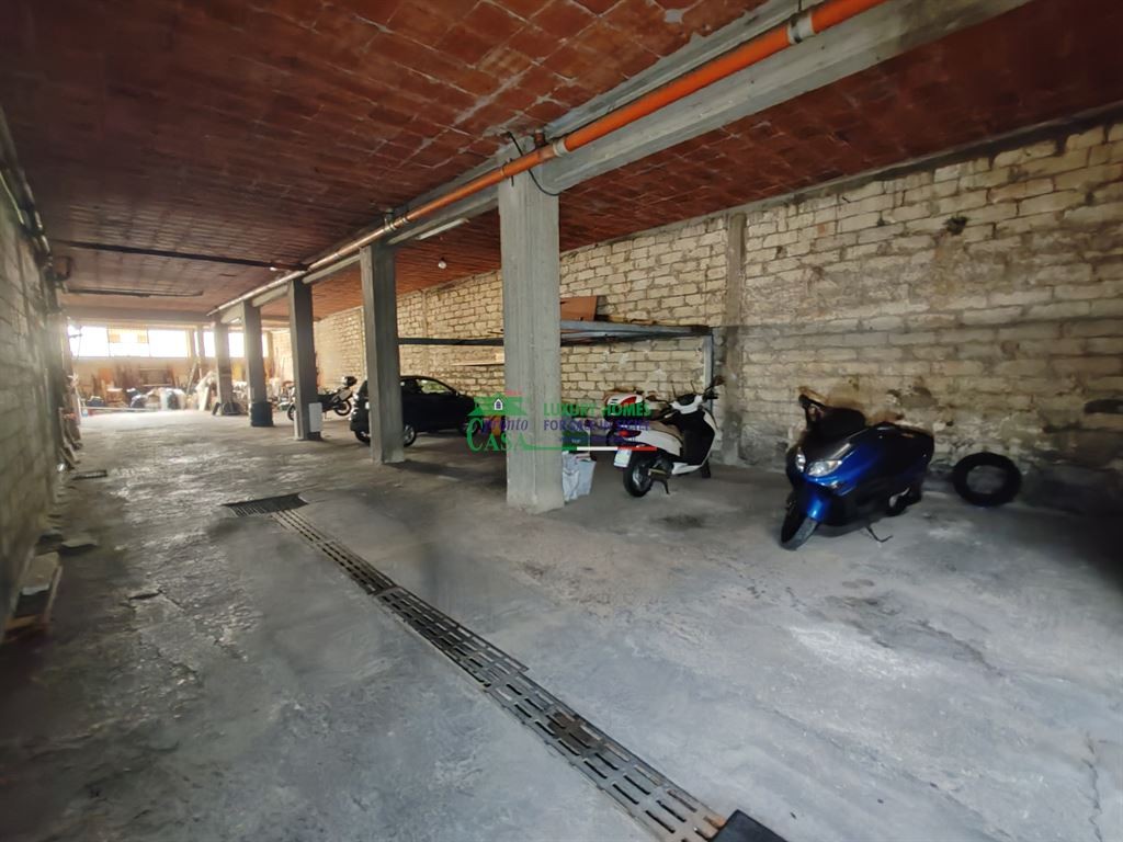 Garage in Vendita