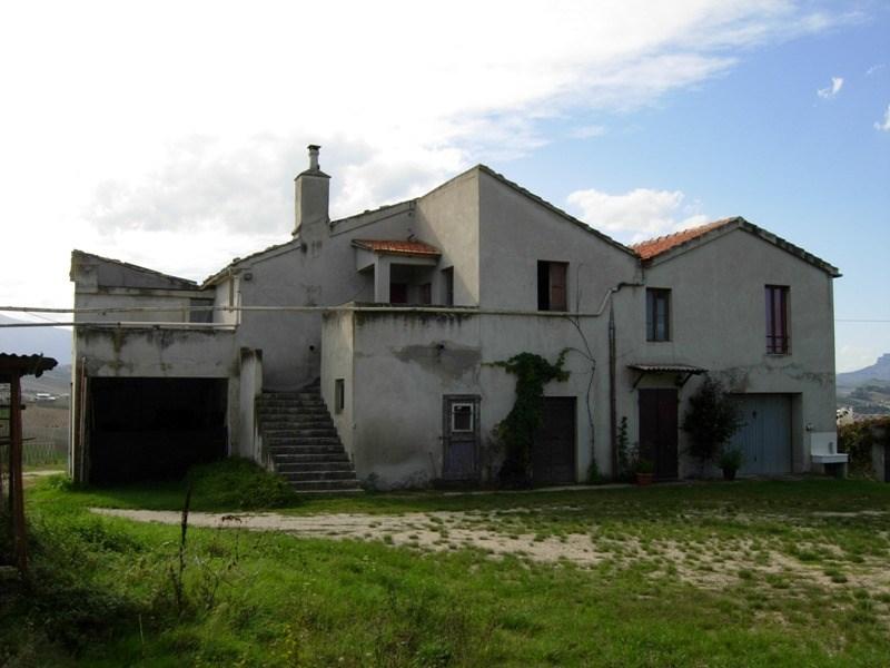 Rif. LC1588 Casale in vendita ad Ancarano con terreno
